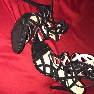 Stylish black heels !